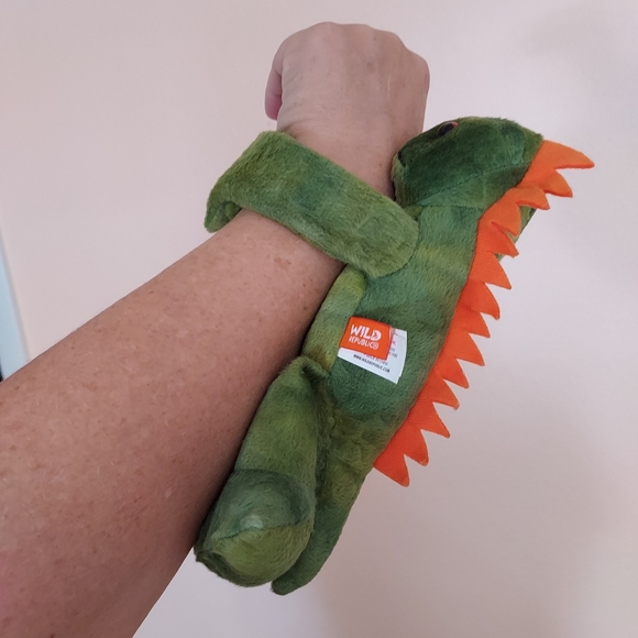 Wild Republic Green Lizzard Wrist Hugger Plush Stuffed Animal 9” - Picture 3 of 9